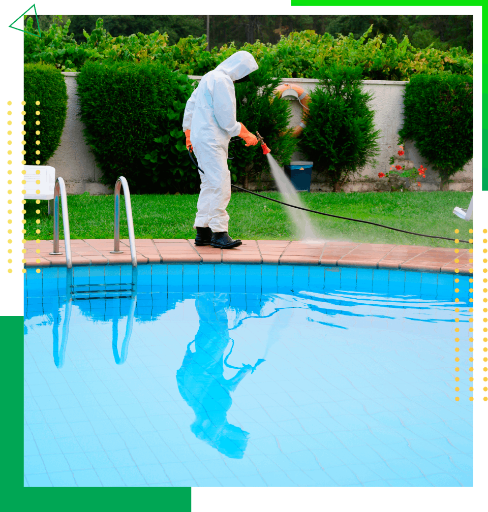 Persona en traje de seguridad desinfectando una piscina